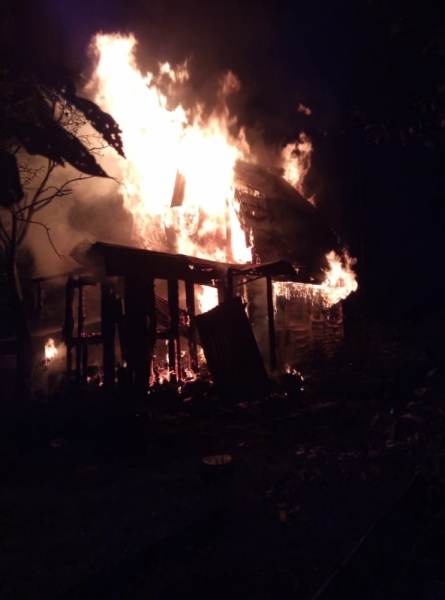 Два человека погибли при пожаре в частном доме в Ростовской области