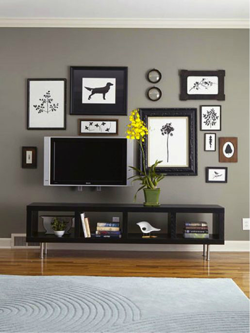 Картины в зоне для просмотра телевизора, которые внесут свою изюминку в интерьер гостиной комнаты.
