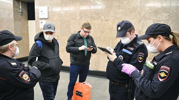 В метро появились огромные очереди из-за проверки пропусков