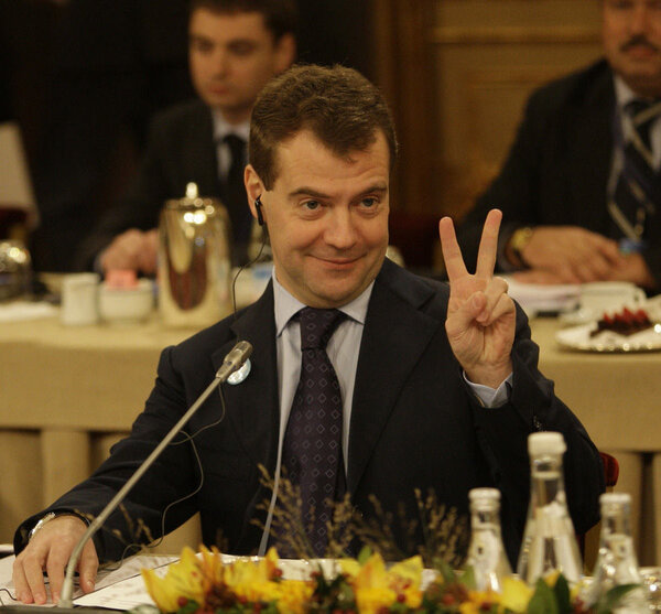 Пердимонокль от Медведева. Сначала он способствовал сокращению школ на селе с 46 тысяч до 24 тысяч, а теперь считает это ошибкой