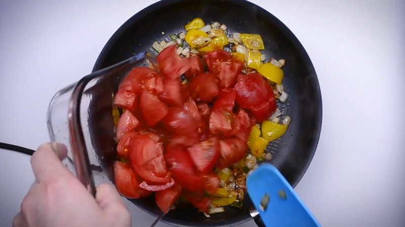 добавляем резанные томаты в пассировку, которая к данному моменту достаточно карамелизовалась и стала мягкой кулинария, рецепт, шакшука, яичница