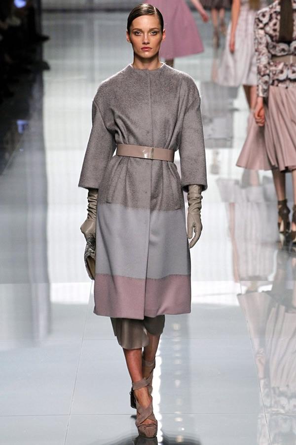 На фото модель демонстрируют коллекцию осень-зима 2012-2013гг. от Christian Dior Christian Dior не хватает Гальяно. Коллекция осень-зима 2012-2013
