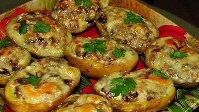 Аппетитные лодочки из картошки в мундире с ветчиной и сыром