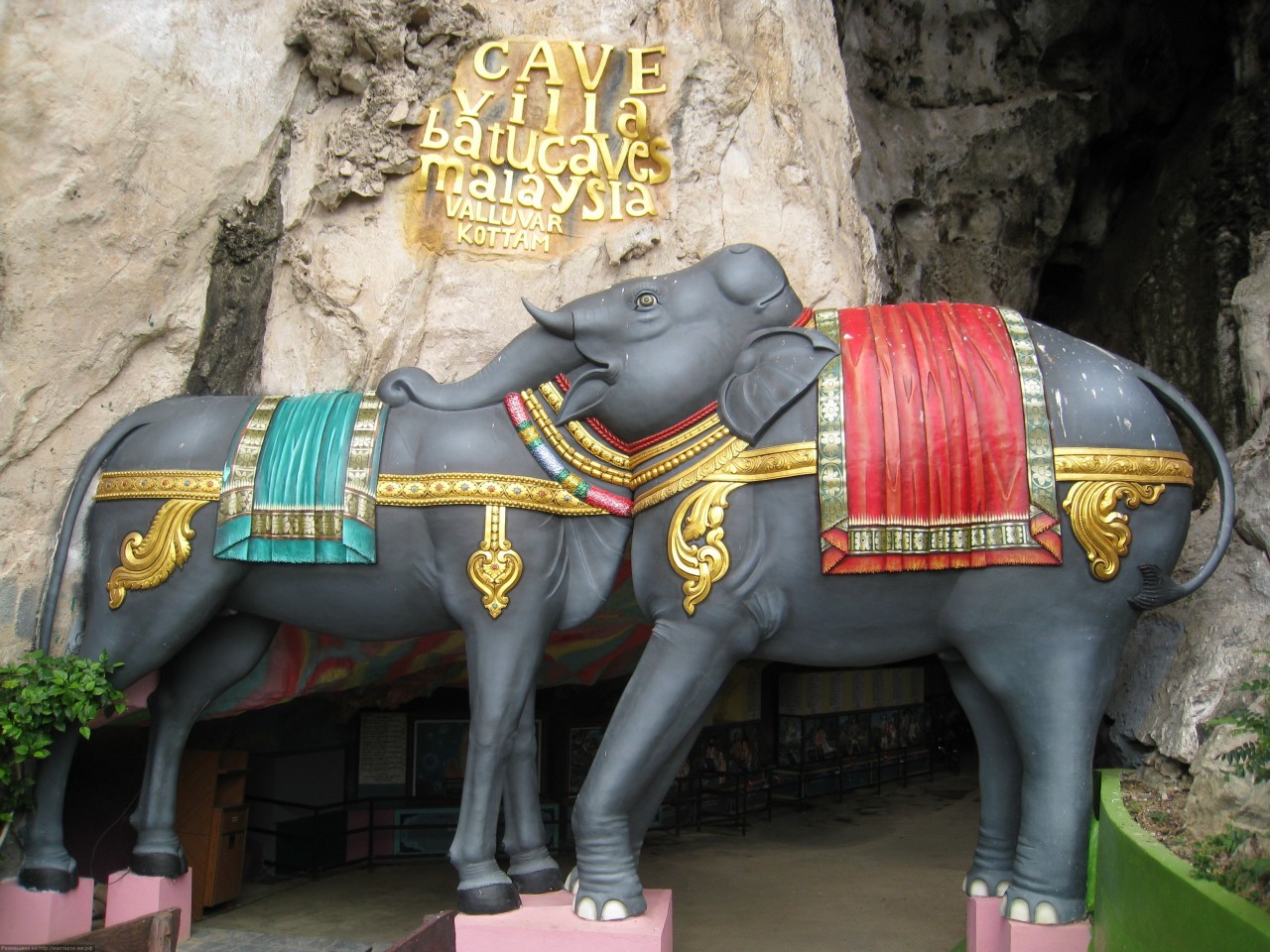 Пещеры Бату Кейвс (Batu Caves). Индонезия. Пещеры Бату Кейвс (Batu Caves). Индонезия.