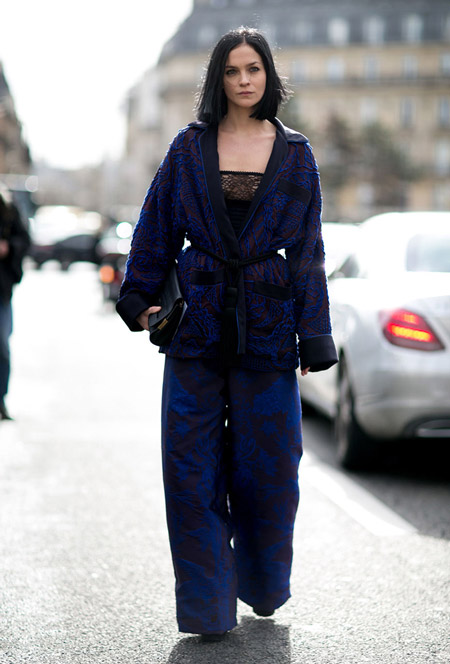 Девушка в черно-синих брюказ, топ и темный кардиган