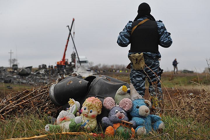Обвинения ополченцев и местных жителей в мародерстве, к слову, тогда опровергла австралийская поисковая команда, работавшая на месте крушения