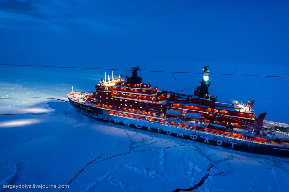 northpole26 Уникальные фотографии ледокола с воздуха на Полюсе в условиях полярной ночи