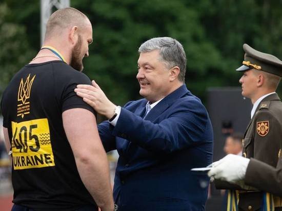Не пожал руку Порошенко, боец «Азова» объяснил свои действия. Не пожал руку Порошенко, боец «Азова» объяснил свои действия.