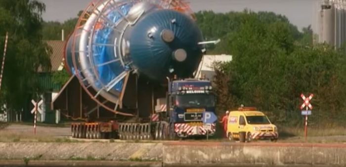 Везли по холмам и горам 6 грузовиков. Везли по холмам и горам 6 грузовиков.