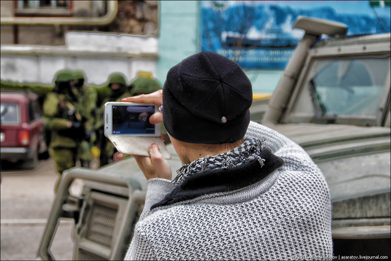 Жители Балаклавы выступили живым щитом между российскими и украинскими военными ...