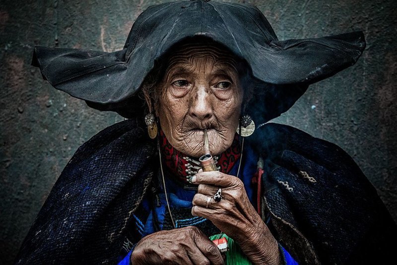 «Курящая старуха», почётное упоминание в номинации «Лица и характеры» Siena Photo Awards, конкурс, красота, люди, фото, фотомир