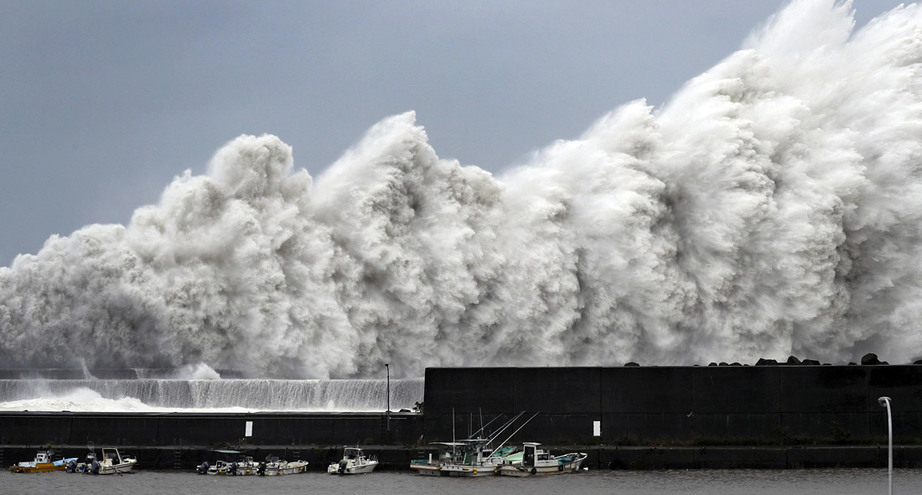 тайфун у берегов Японии