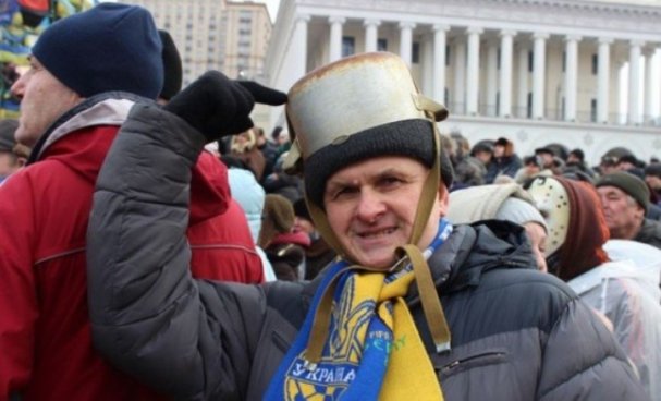 УКРАИНЕЦ ПРОУЧИЛ ВОДИТЕЛЯ НА «МЕРСЕДЕСЕ», ЗАСТАВИВ ЕГО ОТВЕТИТЬ НА ЛОЗУНГ «СЛАВА УКРАИНЕ!» УКРАИНЕЦ ПРОУЧИЛ ВОДИТЕЛЯ НА «МЕРСЕДЕСЕ», ЗАСТАВИВ ЕГО ОТВЕТИТЬ НА ЛОЗУНГ «СЛАВА УКРАИНЕ!»