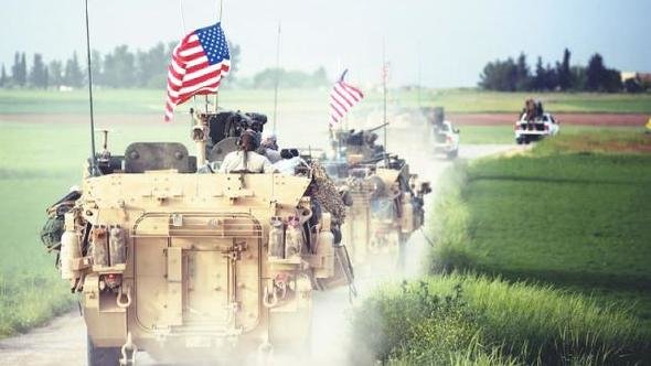 Колонна американской военной техники перемещается в Сирии на границе с Турцией
