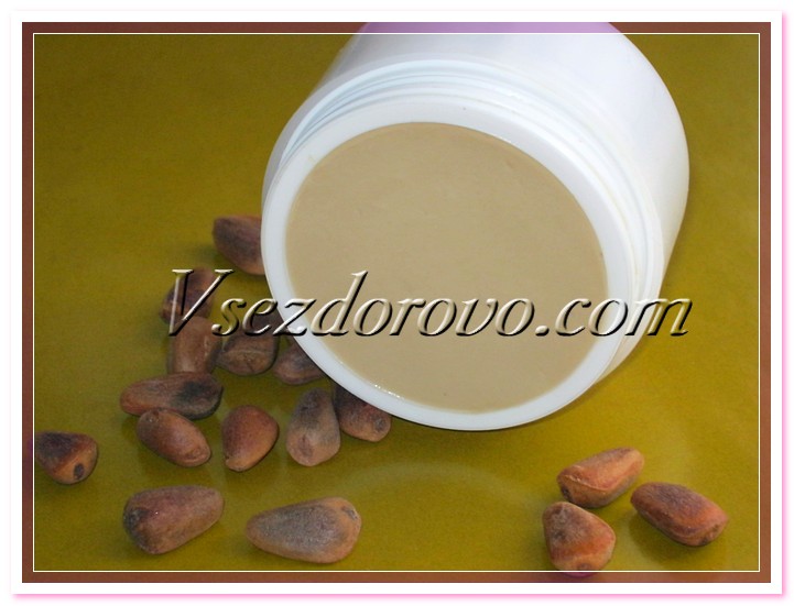 Крем получается густой, но не тяжелый, своей окончательной консистенции он достигнет примерно через сутки