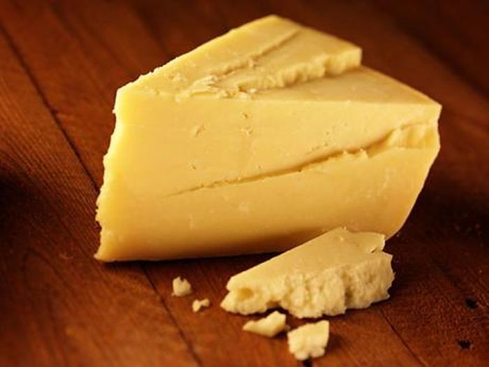 Чтобы сыр не засыхал, смажьте свежий срез сливочным маслом.