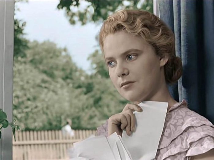 Нина Иванова в фильме *Весна на Заречной улице*, 1956 | Фото: biographe.ru Мгновение славы и годы забвения Нины Ивановой: Почему звезда фильма «Весна на Заречной улице» пропала с экранов