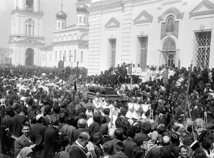 Саровские торжества 1903 г. Перенесение мощей преподобного Серафима./Фото: cdni.rbth.com Саровские торжества 1903 г. Перенесение мощей преподобного Серафима./Фото: cdni.rbth.com