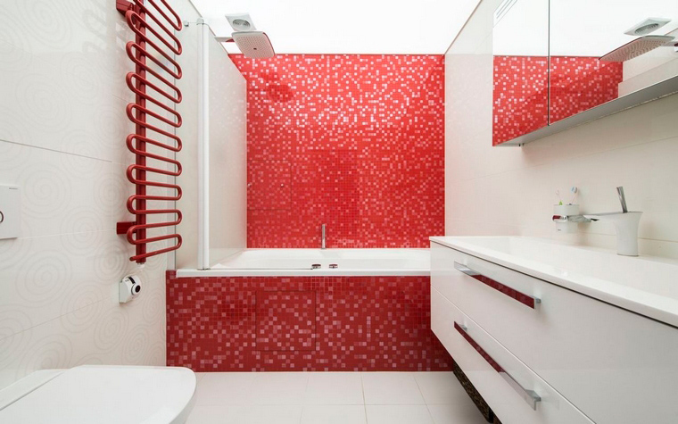 </p>
<p>Автор проекта: Андрей Рудой. </p>
<p>Кроме своей основной функции, стеклянная мозаика выполняет и важную декоративную роль. Например, ярко-красные мозаичные облицовки станут главной интригой в белоснежной ванной комнате. </p>
<p>