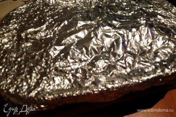Накрыть плотно фольгой и поставить на 1ч. 30 мин. в духовку при 180°С. Если у формы/чугунка есть крышка, то накройте крышкой. Накрыть плотно фольгой и поставить на 1ч. 30 мин. в духовку при 180°С. Если у формы/чугунка есть крышка, то накройте крышкой.