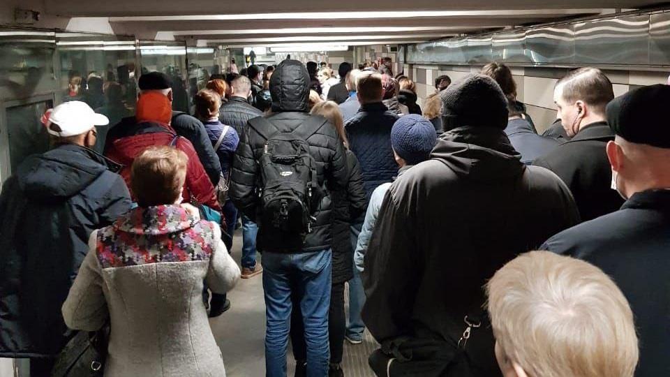В метро появились огромные очереди из-за проверки пропусков