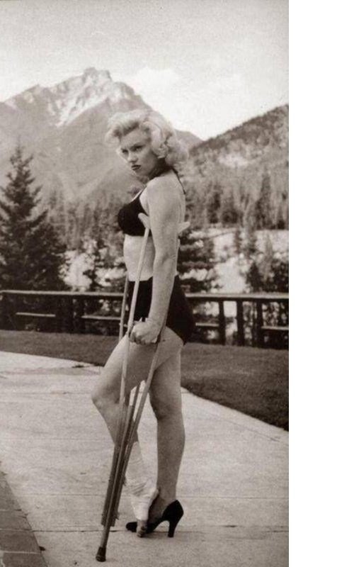 Мэрилин Монро со сломанной ногой. 1954 знаменитости, люди, фото