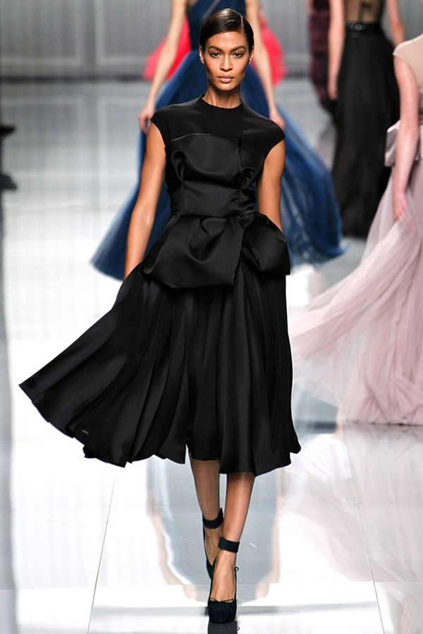На фото модель демонстрируют коллекцию осень-зима 2012-2013гг. от Christian Dior Christian Dior не хватает Гальяно. Коллекция осень-зима 2012-2013