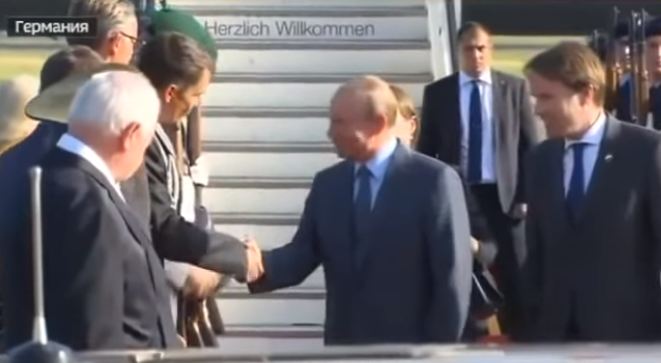 В Сети появилось видео прибытия Путина на переговоры с Меркель
