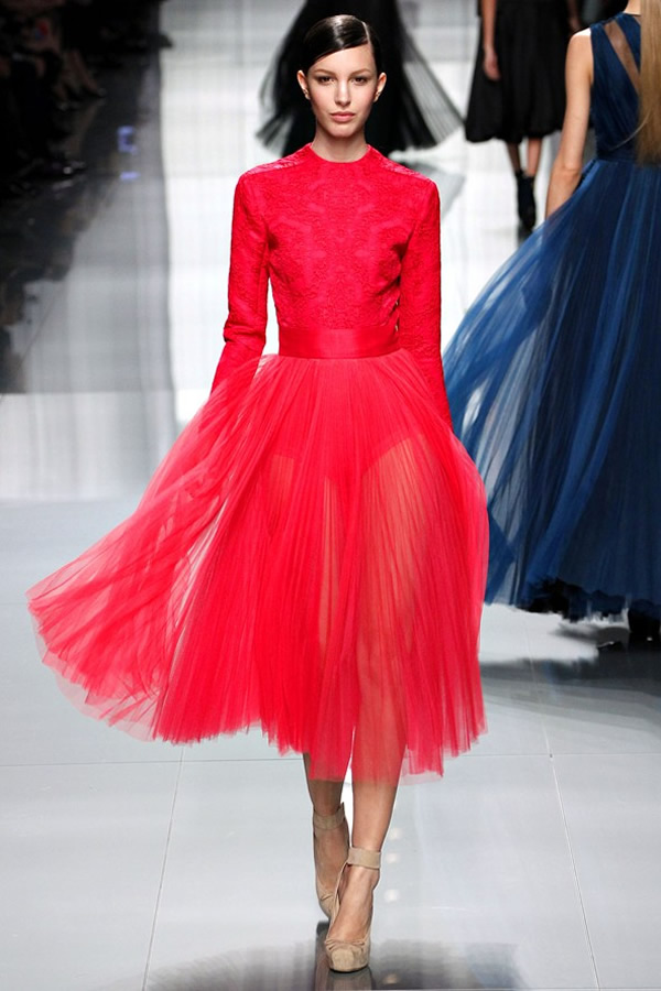 На фото модель демонстрируют коллекцию осень-зима 2012-2013гг. от Christian Dior Christian Dior не хватает Гальяно. Коллекция осень-зима 2012-2013
