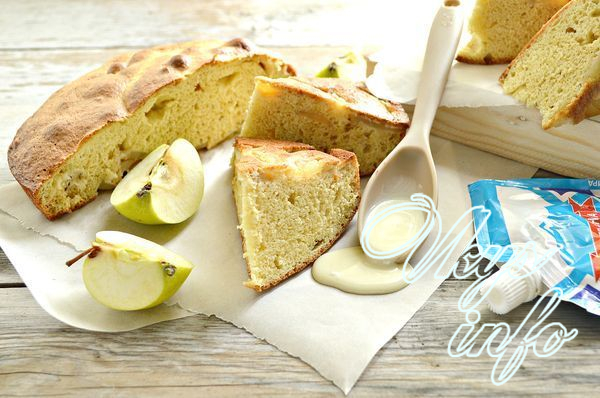 рецепт Шарлотка со сгущенкой и яблоками