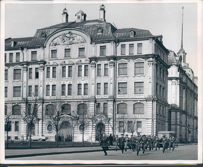 Кадетов отпустили в увольнительную, 1960 год. Кадетов отпустили в увольнительную, 1960 год.