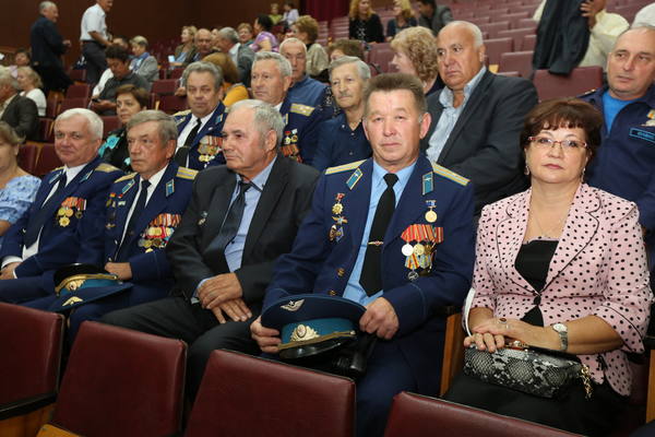 В Уфе возложили цветы к могиле дважды Героя Советского Союза Мусы Гареева