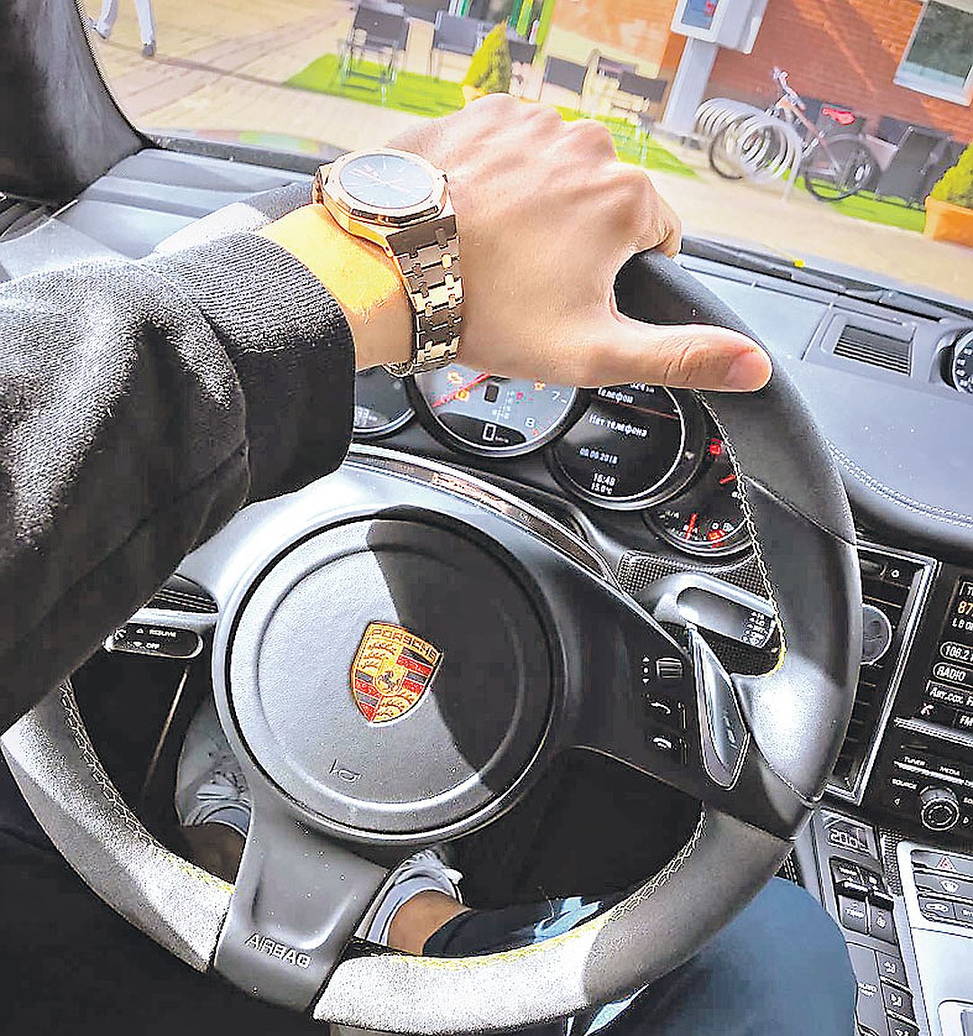...а еще любил выставлять напоказ свои тачки и часы. На этом фото часы Audemars Piguet. Корпус из розового золота 750-й пробы, черный циферблат, браслет из розового золота 750-й пробы. Примерная цена - 3 миллиона рублей. Фото: instagram.com