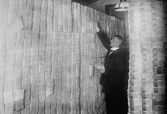 7 исторических фото бедных немцев, которые купаются в деньгах