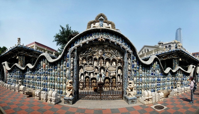 И даже забор с воротами оформлены фарфоровым антиквариатом (China Porcelain House). И даже забор с воротами оформлены фарфоровым антиквариатом (China Porcelain House).