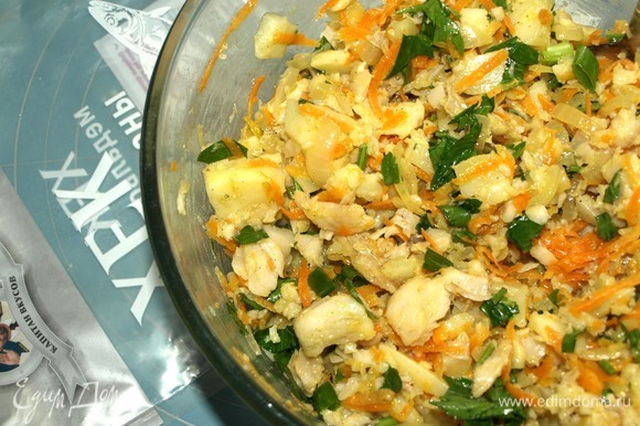 Когда начинка остыла, добавить соль и перец по вкусу. Зелень (петрушка, укроп, зеленый лук) мелко порубить и добавить в начинку. Картофель мелко нарезать и добавить в начинку. Хорошо перемешать. Когда начинка остыла, добавить соль и перец по вкусу. Зелень (петрушка, укроп, зеленый лук) мелко порубить и добавить в начинку. Картофель мелко нарезать и добавить в начинку. Хорошо перемешать.