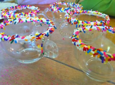 Украшаем бокалы для коктейлей. С праздником по жизни