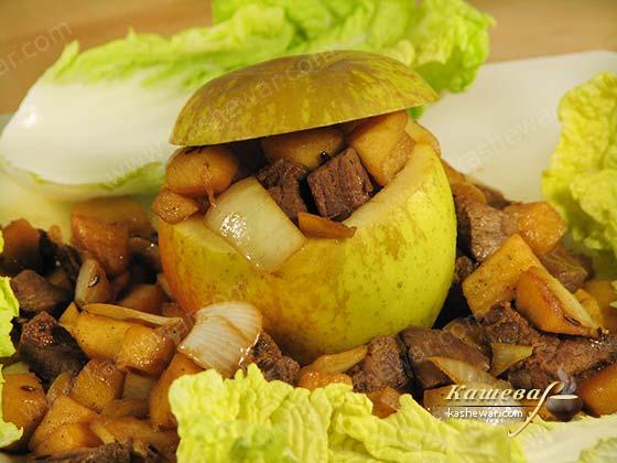 Жареная говядина с яблоками Жареная говядина с яблоками.