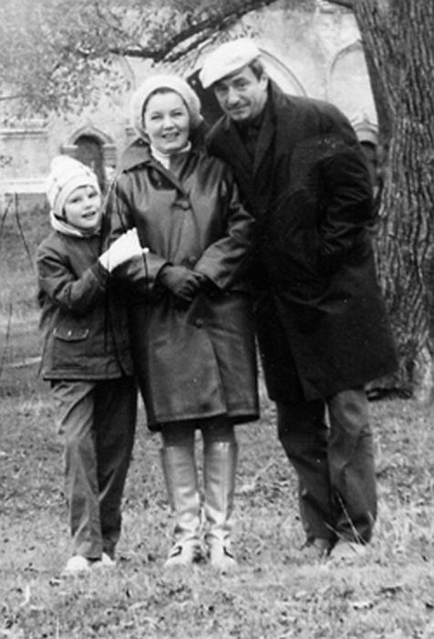 Александра Захарова в детстве с родителями. / Фото: www.a-zakharova.ru Александра Захарова в детстве с родителями. / Фото: www.a-zakharova.ru