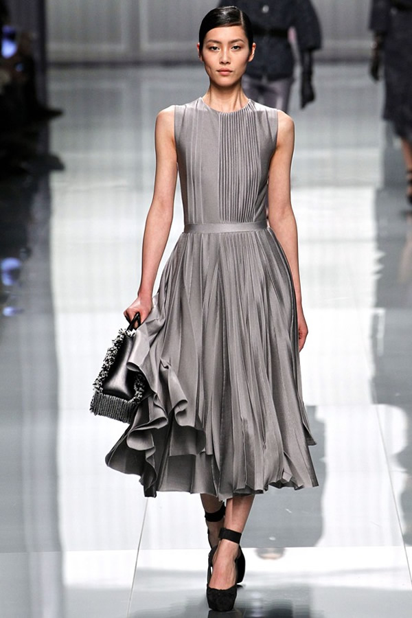 На фото модель демонстрируют коллекцию осень-зима 2012-2013гг. от Christian Dior Christian Dior не хватает Гальяно. Коллекция осень-зима 2012-2013