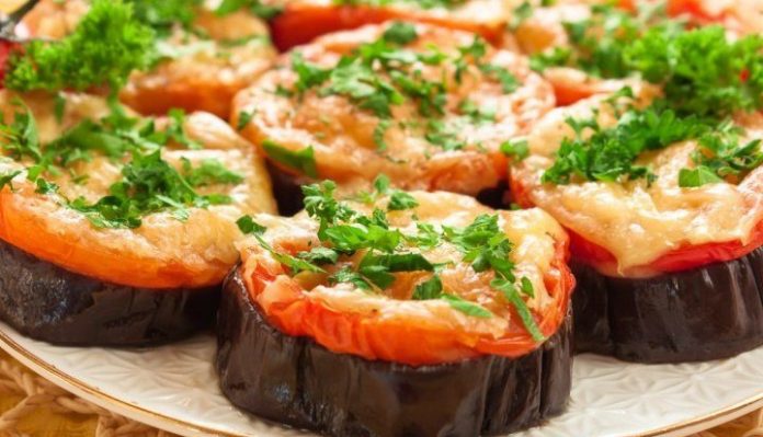 Баклажаны, запеченные с помидорами и сыром Баклажаны, запеченные с помидорами и сыром