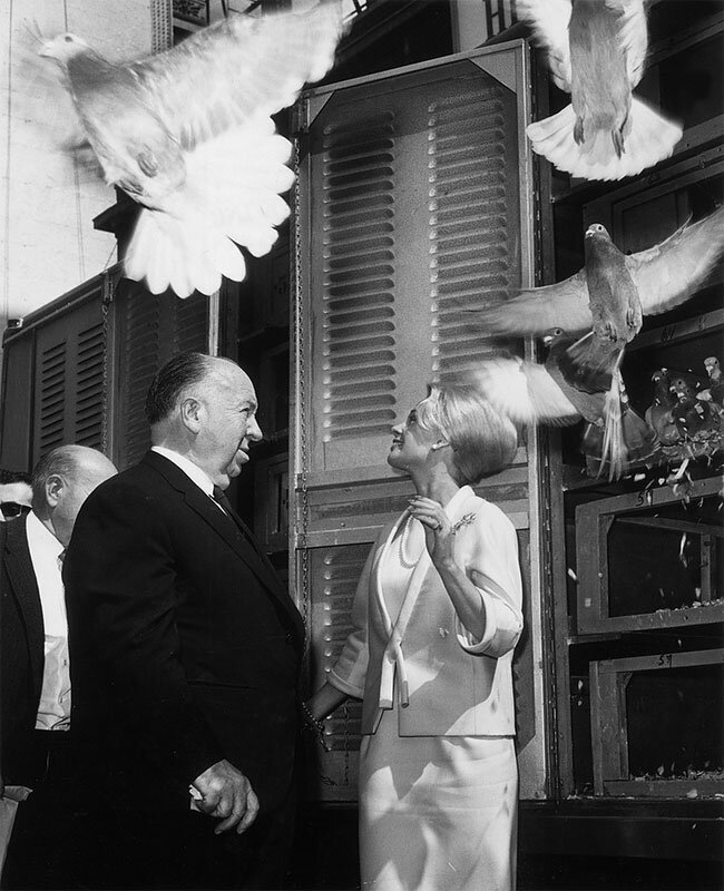"Птицы" (1961), Типпи Хедрен с Хичкоком актер, за кадром, кино, площадка, съемка, фильм, фотография