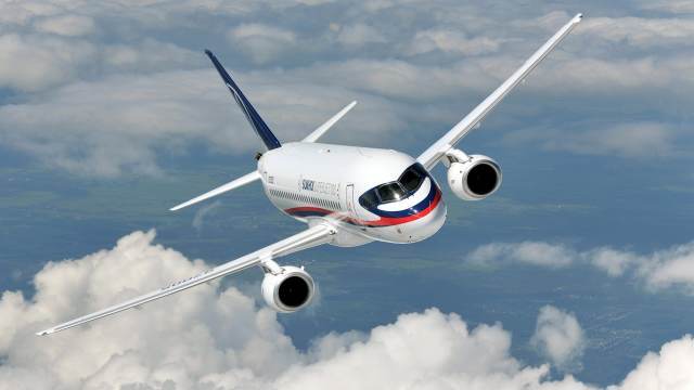 Самолет Superjet-100 совершил аварийную посадку в Раменском