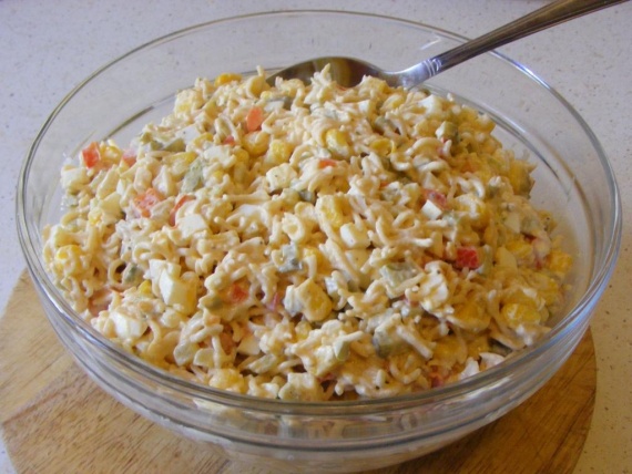 Салат с мивины с колбасой