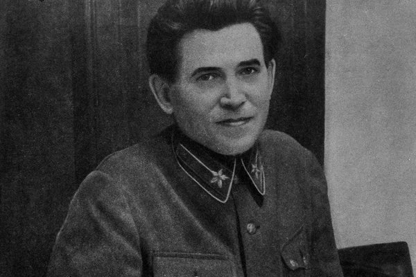 Выдавливающий из себя улыбку Ежов... невооружённым глазом видно, что на лице гримаса ненависти, улыбка даётся с трудом.