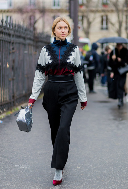 Девушка в черных брюках, кофта, бордовые туфли