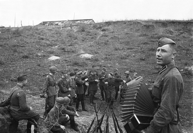 «Сколько Гитлер ни воюй»: 20 частушек времён Великой Отечественной войны