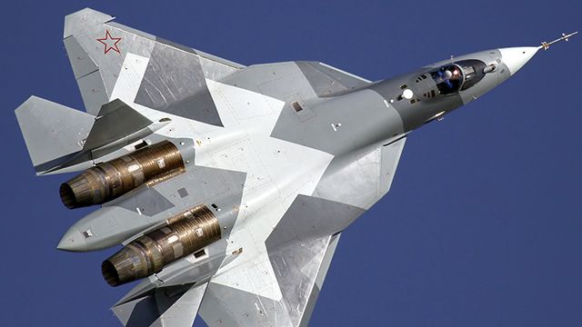 Истребитель Су-57 начал полеты с новейшим высокоточным оружием на борту