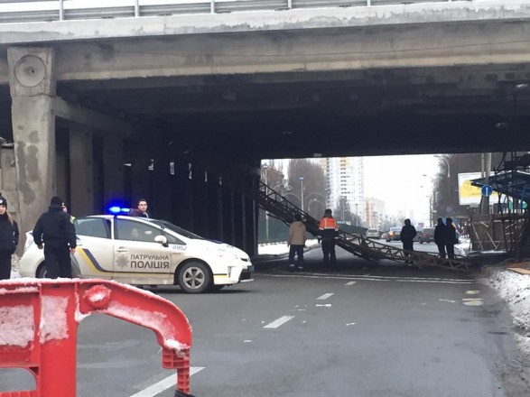 В Киеве обвалился мост на бульваре, переименованном в честь экс-президента Чехии