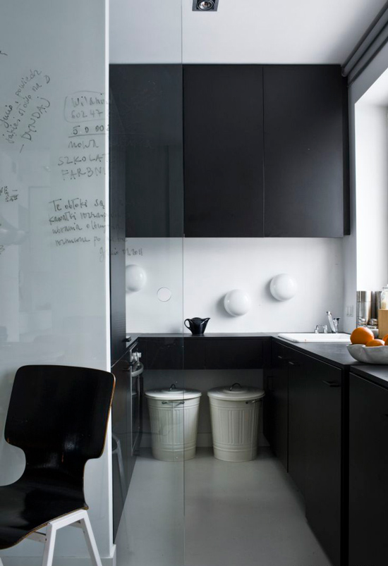 Маленькая черно-белая кухня в стиле минимализм